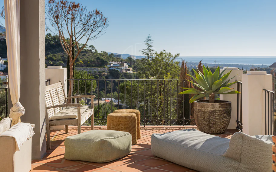 Exquisita villa andaluza de lujo de 4 dormitorios con mucha personalidad en venta en El Madroñal, Benahavis