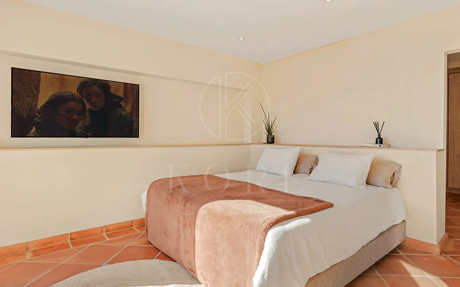 Exquisita villa andaluza de lujo de 4 dormitorios con mucha personalidad en venta en El Madroñal, Benahavis
