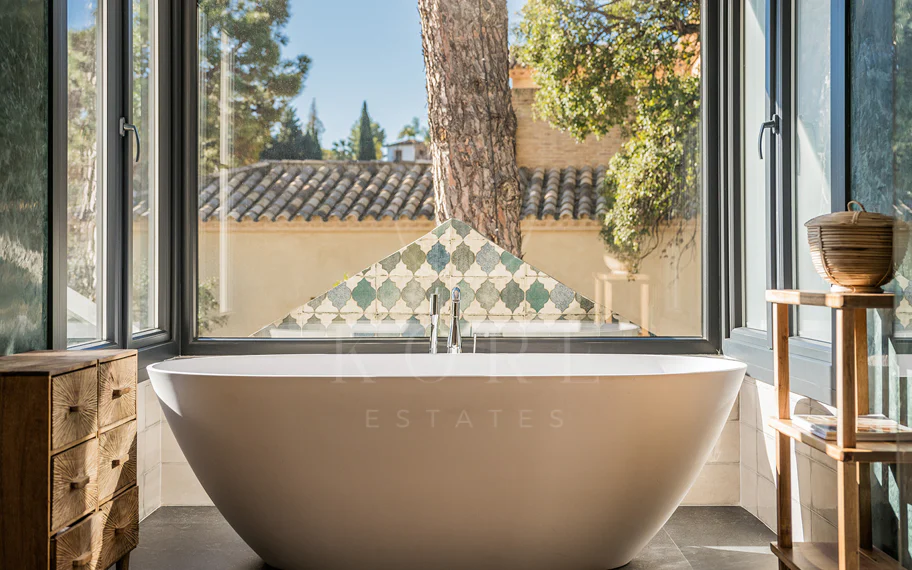 Exquisita villa andaluza de lujo de 4 dormitorios con mucha personalidad en venta en El Madroñal, Benahavis