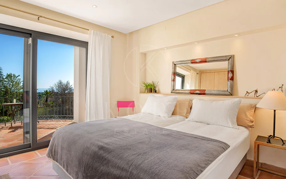 Exquisita villa andaluza de lujo de 4 dormitorios con mucha personalidad en venta en El Madroñal, Benahavis