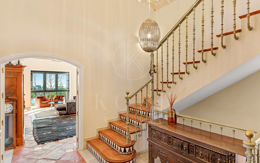 Exquisita villa andaluza de lujo de 4 dormitorios con mucha personalidad en venta en El Madroñal, Benahavis