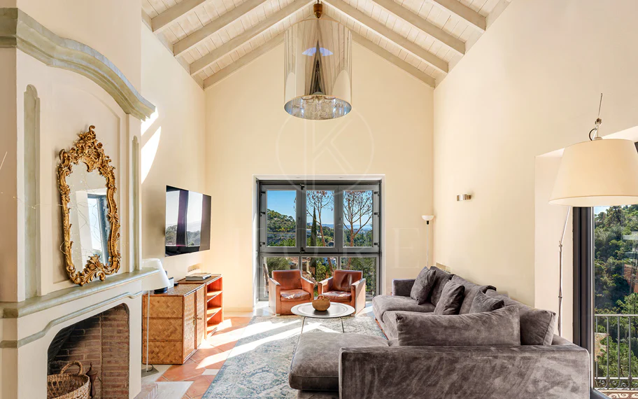 Exquisita villa andaluza de lujo de 4 dormitorios con mucha personalidad en venta en El Madroñal, Benahavis