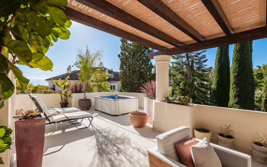 Amplio ático dúplex exquisitamente renovado en Las Alamandas, Nueva Andalucía