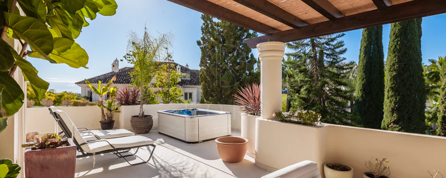 Penthouse duplex spațios, renovat cu rafinament, în Las Alamandas, Nueva Andalucía