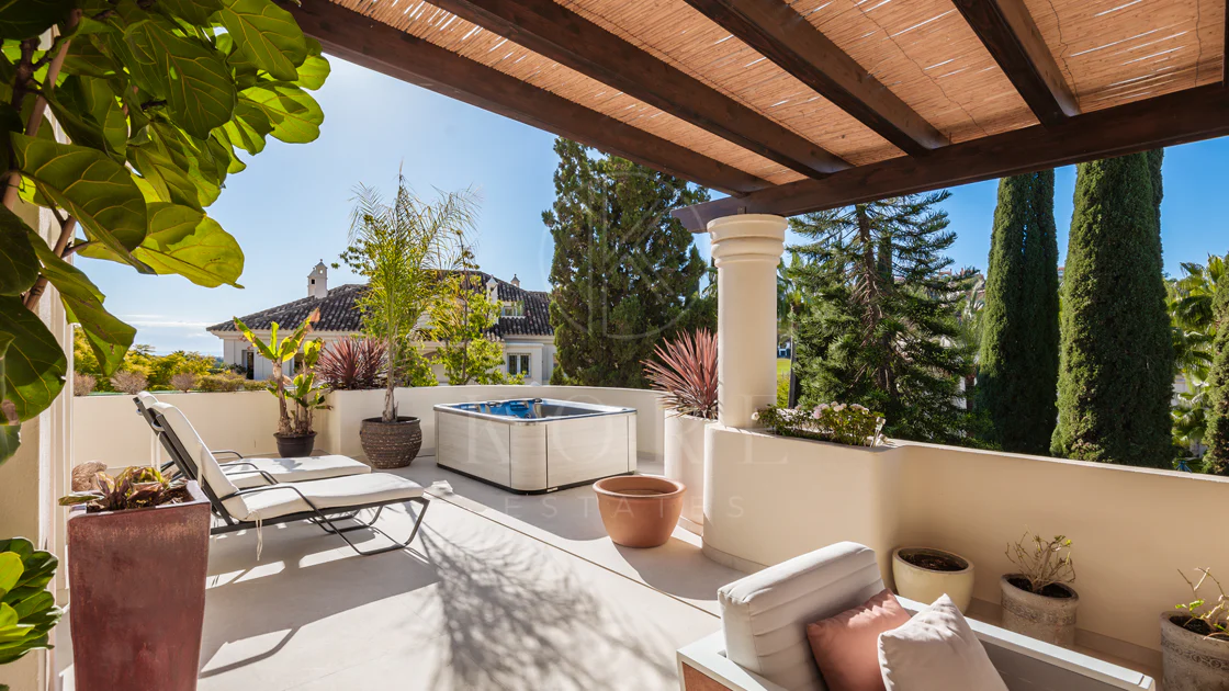 Penthouse duplex spațios, renovat cu rafinament, în Las Alamandas, Nueva Andalucía