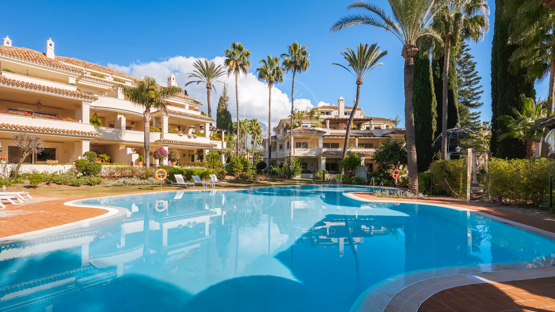 Penthouse duplex spațios, renovat cu rafinament, în Las Alamandas, Nueva Andalucía