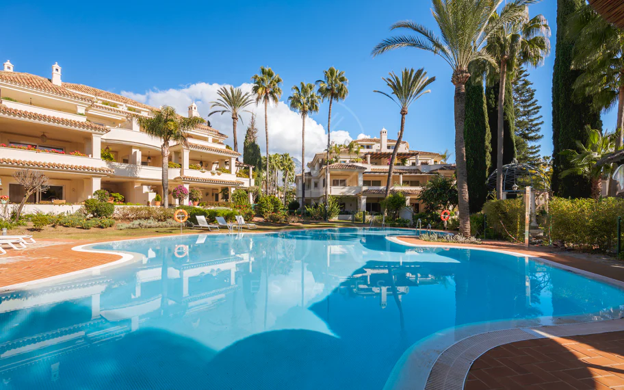 Amplio ático dúplex exquisitamente renovado en Las Alamandas, Nueva Andalucía