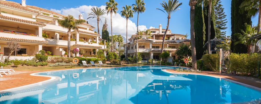 Penthouse duplex spațios, renovat cu rafinament, în Las Alamandas, Nueva Andalucía