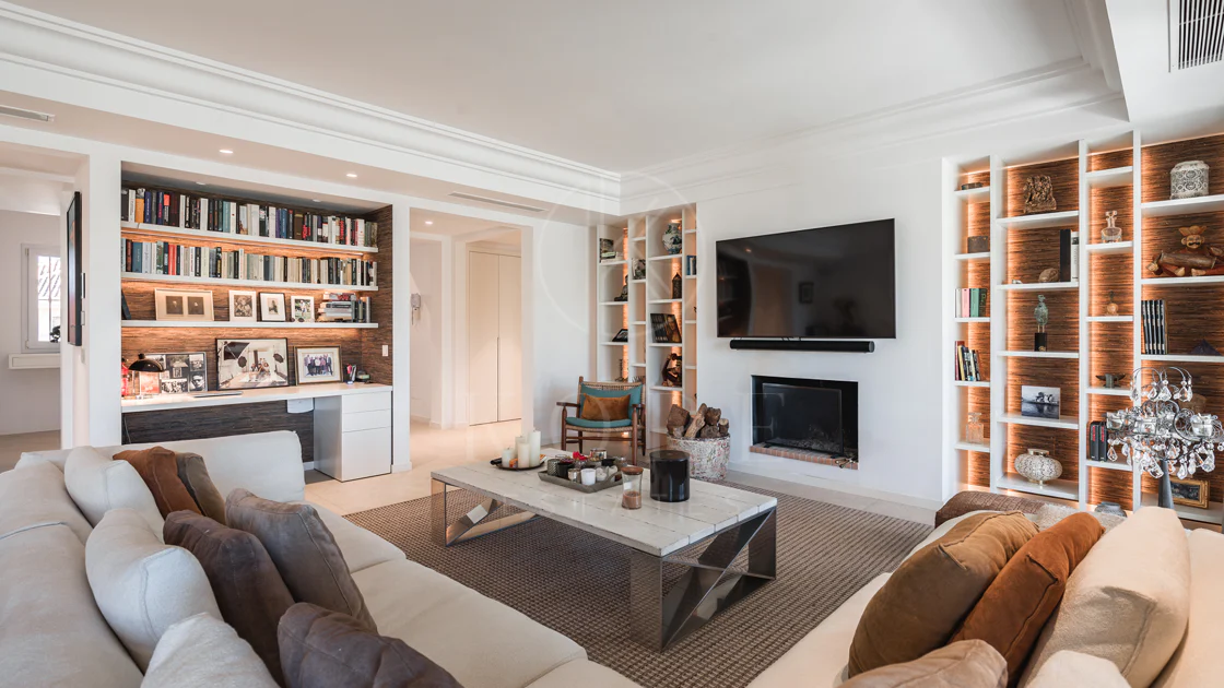 Penthouse duplex spațios, renovat cu rafinament, în Las Alamandas, Nueva Andalucía