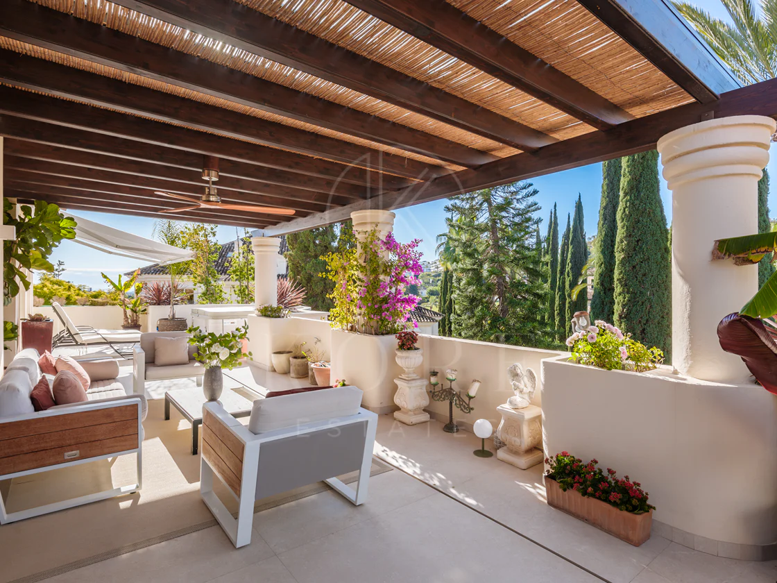 Exquisitely renovated, spacious duplex penthouse in Las Alamandas, Nueva Andalucía