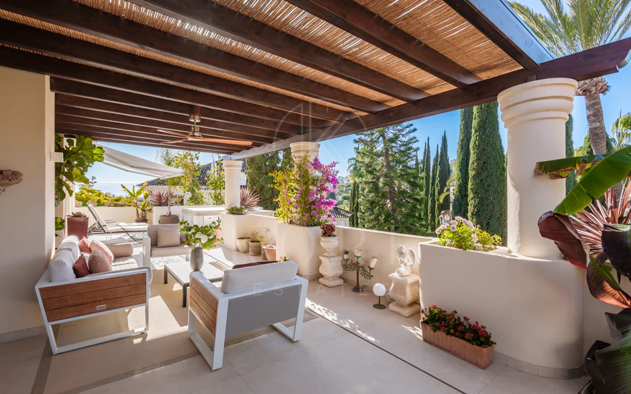 Amplio ático dúplex exquisitamente renovado en Las Alamandas, Nueva Andalucía
