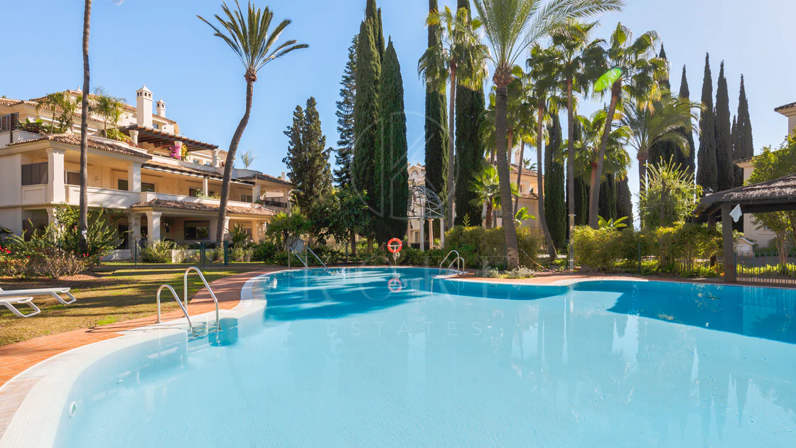 Penthouse duplex spațios, renovat cu rafinament, în Las Alamandas, Nueva Andalucía