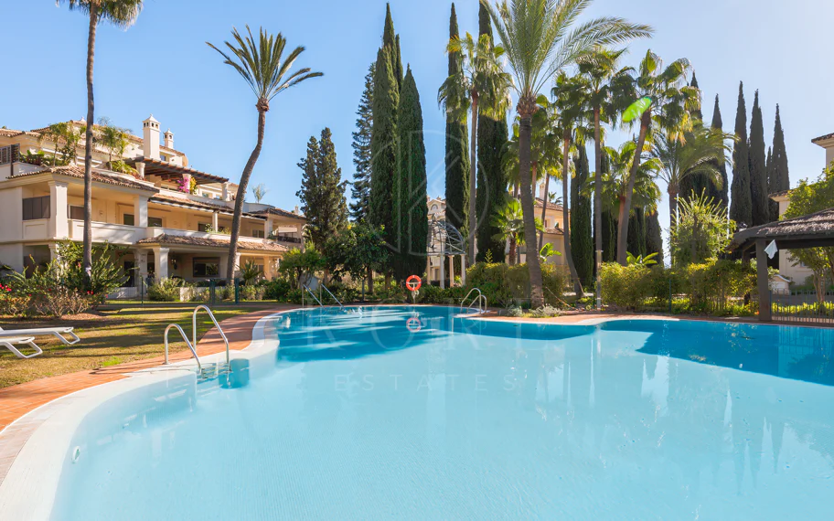 Amplio ático dúplex exquisitamente renovado en Las Alamandas, Nueva Andalucía