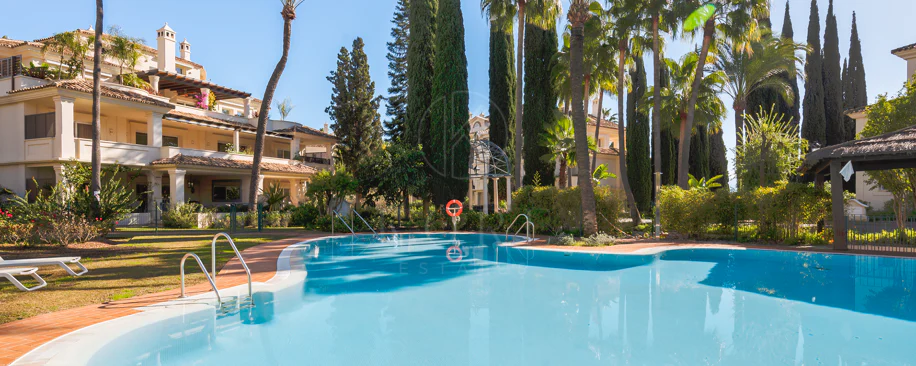 Penthouse duplex spațios, renovat cu rafinament, în Las Alamandas, Nueva Andalucía