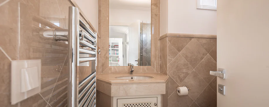 Penthouse duplex spațios, renovat cu rafinament, în Las Alamandas, Nueva Andalucía