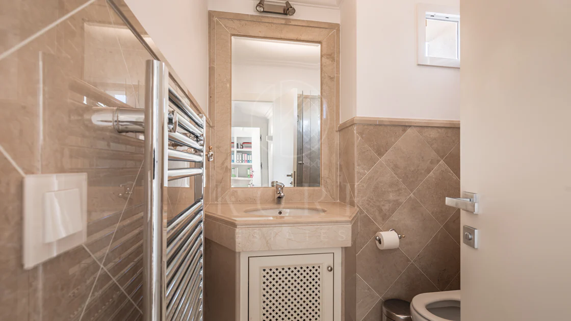 Penthouse duplex spațios, renovat cu rafinament, în Las Alamandas, Nueva Andalucía
