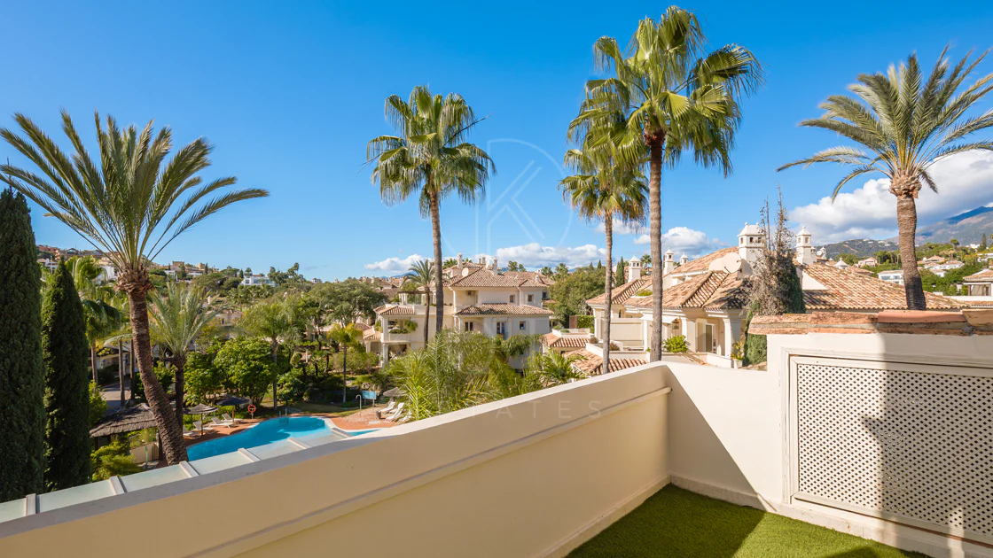 Penthouse duplex spațios, renovat cu rafinament, în Las Alamandas, Nueva Andalucía