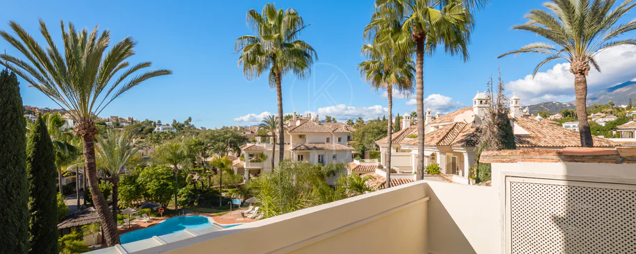 Penthouse duplex spațios, renovat cu rafinament, în Las Alamandas, Nueva Andalucía