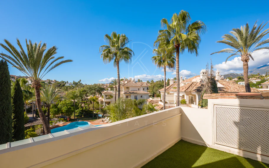 Amplio ático dúplex exquisitamente renovado en Las Alamandas, Nueva Andalucía