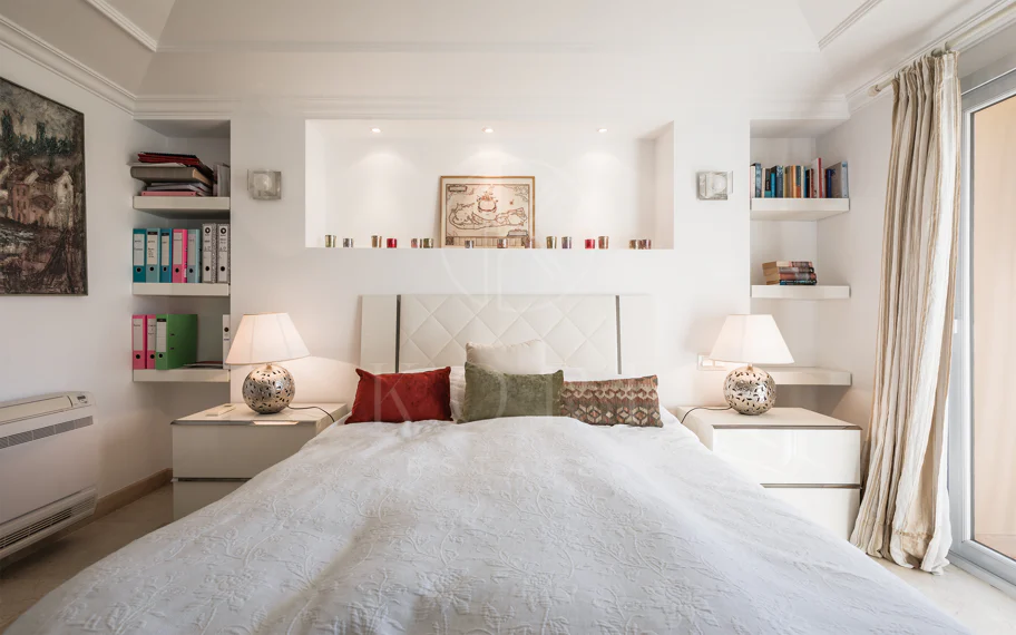 Amplio ático dúplex exquisitamente renovado en Las Alamandas, Nueva Andalucía