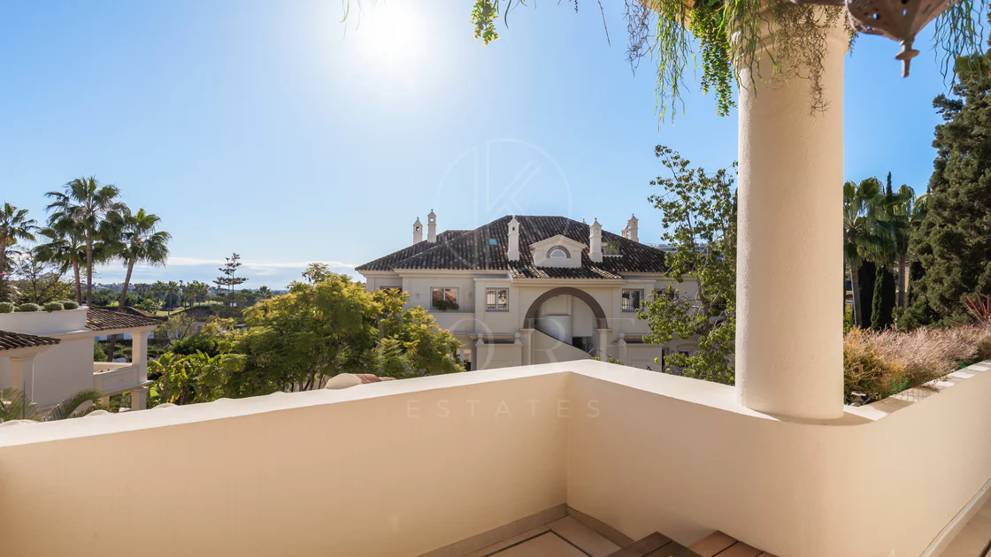 Penthouse duplex spațios, renovat cu rafinament, în Las Alamandas, Nueva Andalucía