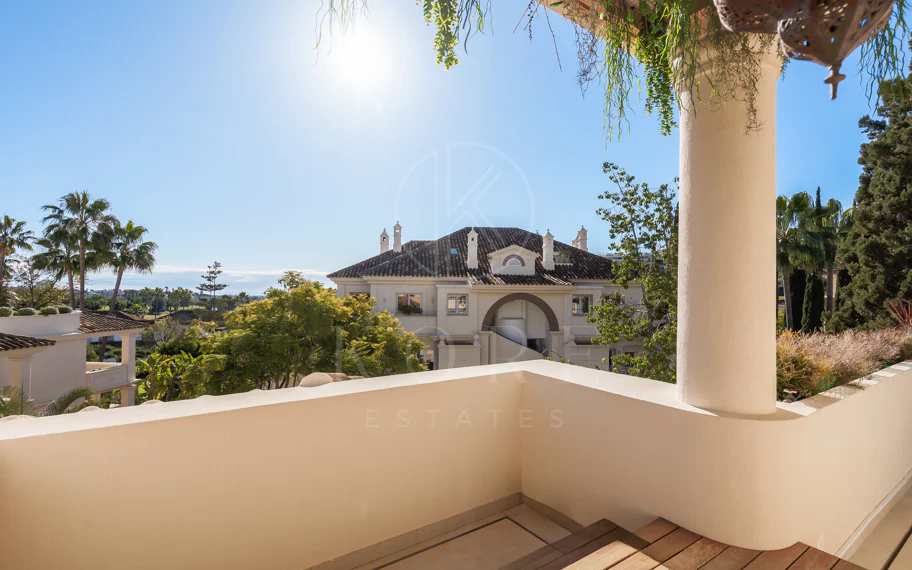Amplio ático dúplex exquisitamente renovado en Las Alamandas, Nueva Andalucía