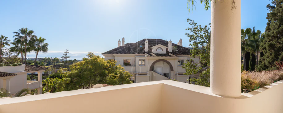 Penthouse duplex spațios, renovat cu rafinament, în Las Alamandas, Nueva Andalucía