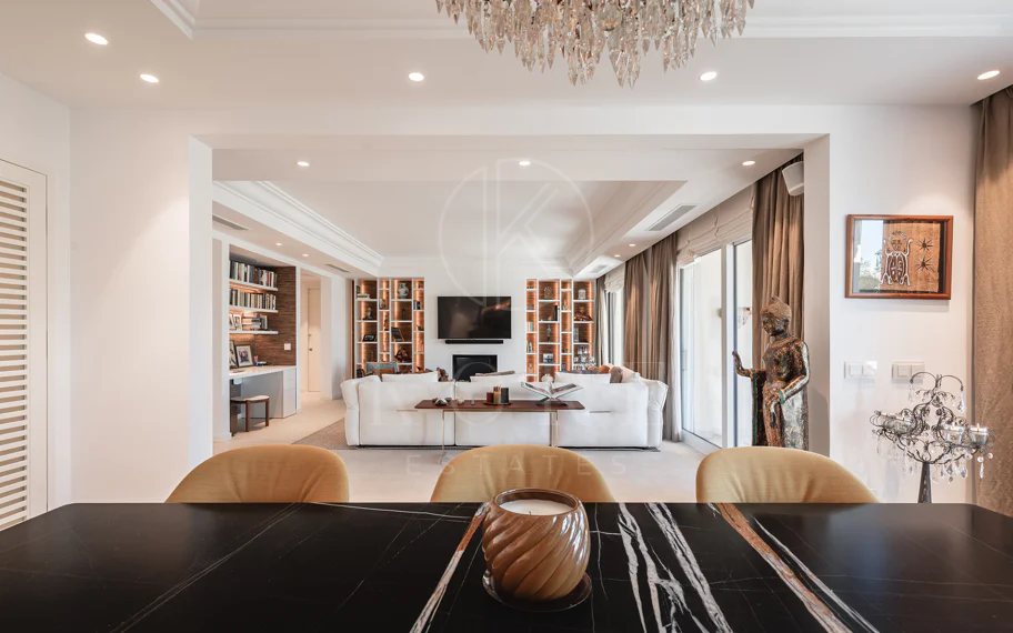Amplio ático dúplex exquisitamente renovado en Las Alamandas, Nueva Andalucía