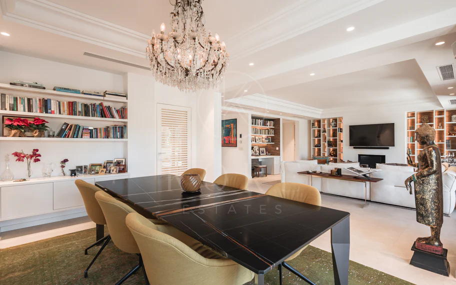 Amplio ático dúplex exquisitamente renovado en Las Alamandas, Nueva Andalucía