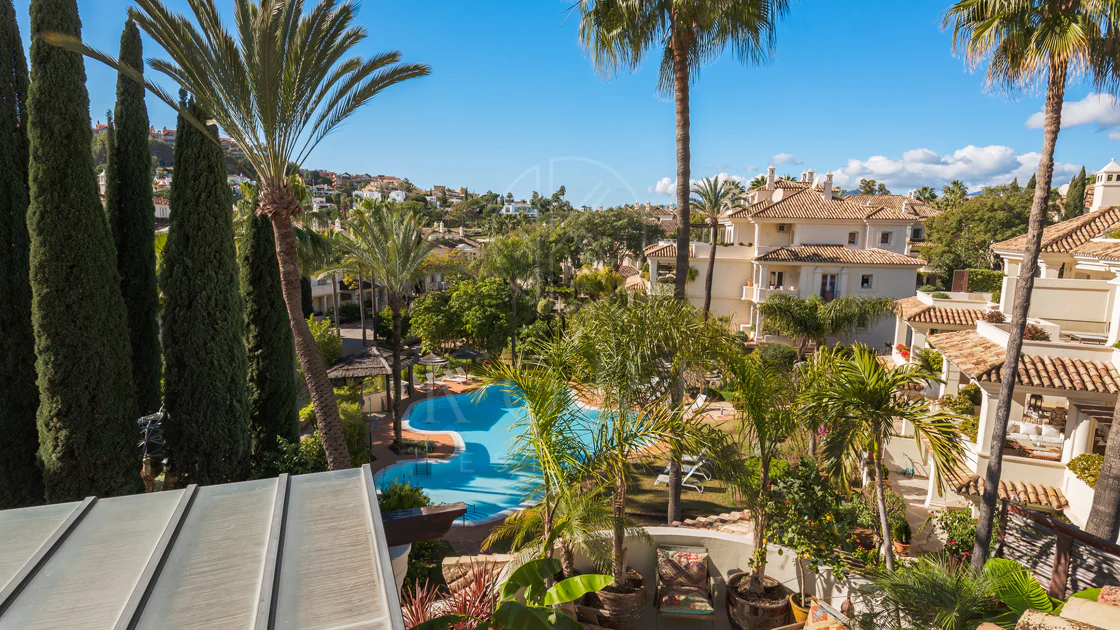 Penthouse duplex spațios, renovat cu rafinament, în Las Alamandas, Nueva Andalucía