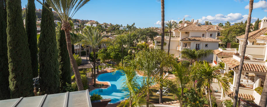 Penthouse duplex spațios, renovat cu rafinament, în Las Alamandas, Nueva Andalucía