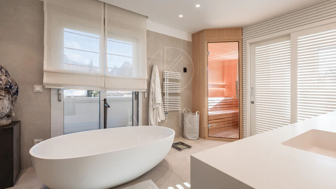 Penthouse duplex spațios, renovat cu rafinament, în Las Alamandas, Nueva Andalucía