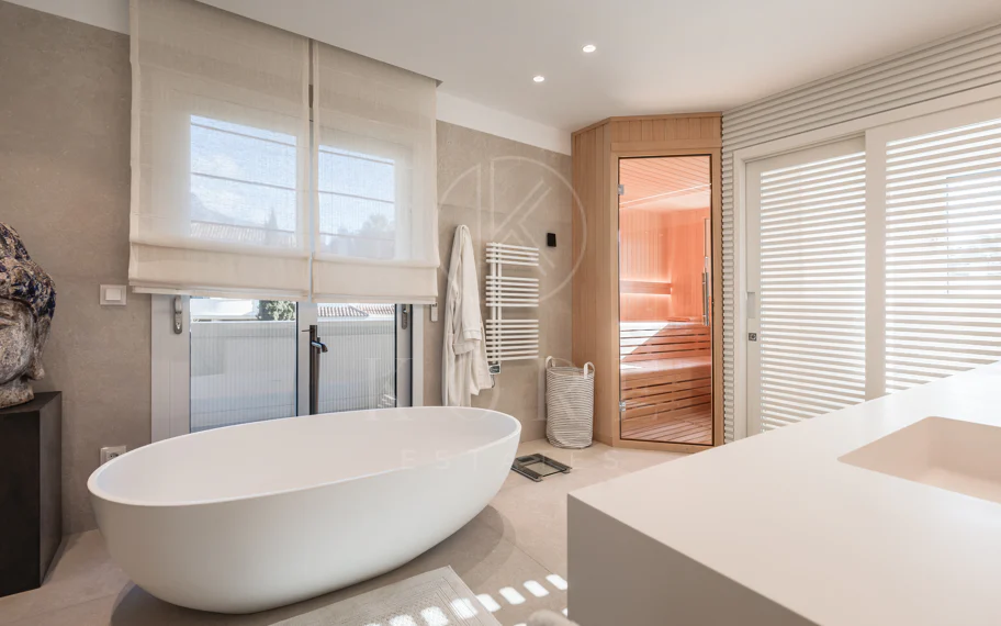 Amplio ático dúplex exquisitamente renovado en Las Alamandas, Nueva Andalucía
