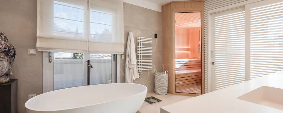 Penthouse duplex spațios, renovat cu rafinament, în Las Alamandas, Nueva Andalucía