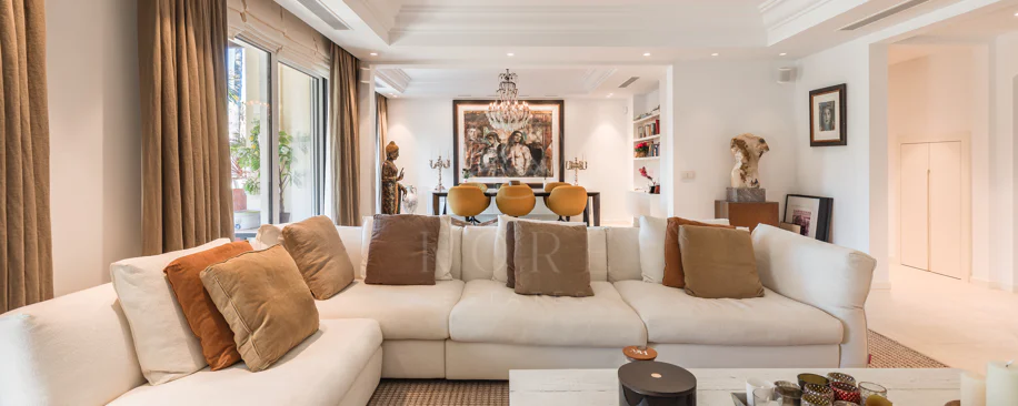 Penthouse duplex spațios, renovat cu rafinament, în Las Alamandas, Nueva Andalucía
