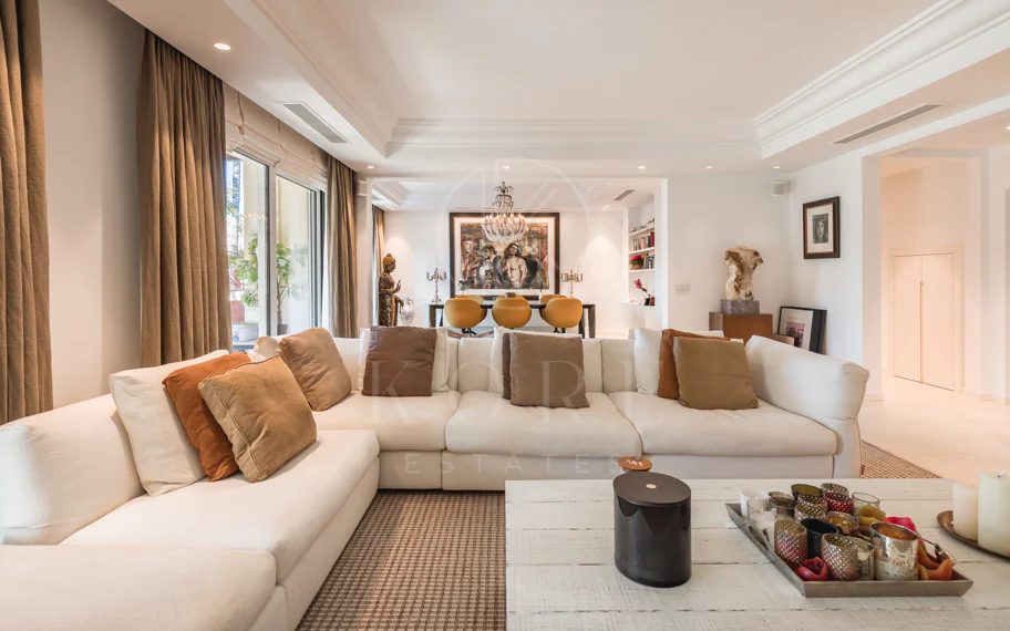 Amplio ático dúplex exquisitamente renovado en Las Alamandas, Nueva Andalucía