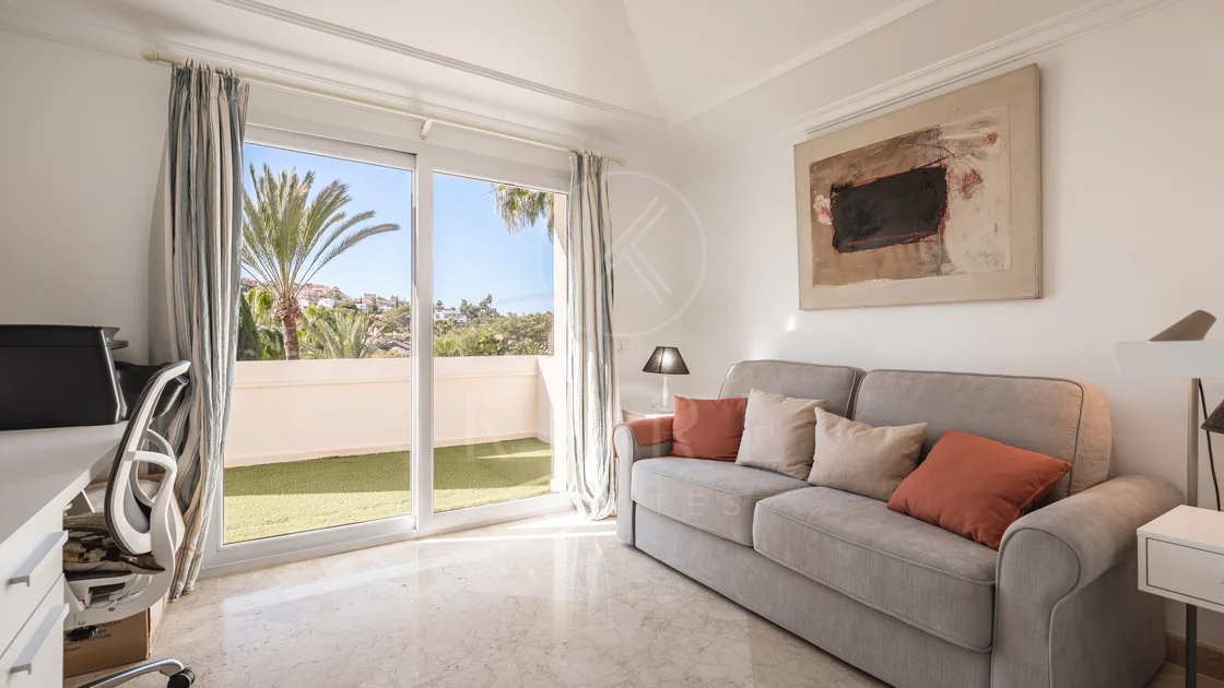 Penthouse duplex spațios, renovat cu rafinament, în Las Alamandas, Nueva Andalucía