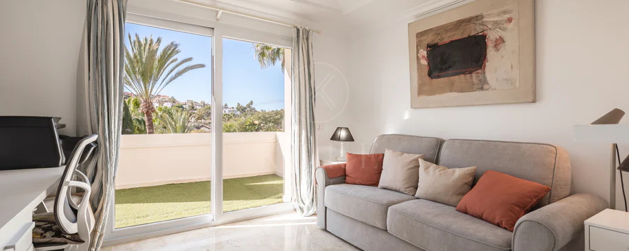 Penthouse duplex spațios, renovat cu rafinament, în Las Alamandas, Nueva Andalucía