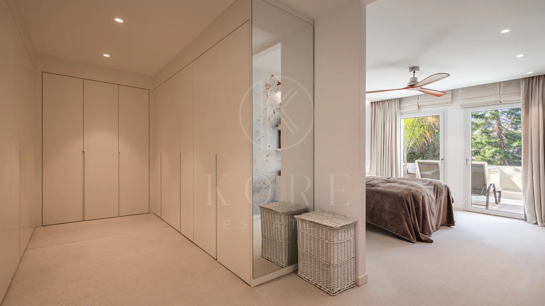 Penthouse duplex spațios, renovat cu rafinament, în Las Alamandas, Nueva Andalucía