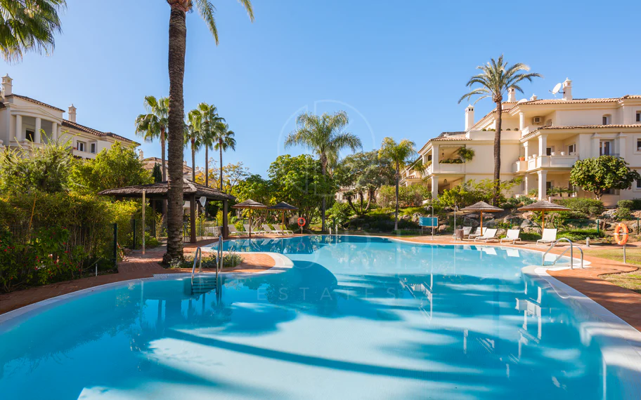 Amplio ático dúplex exquisitamente renovado en Las Alamandas, Nueva Andalucía