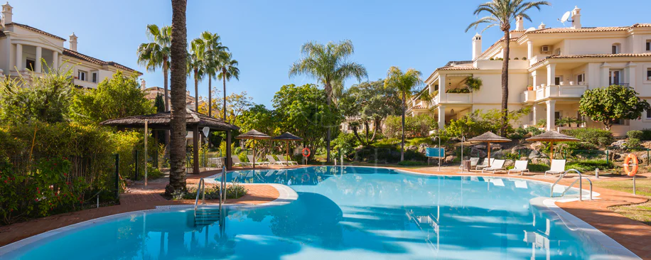 Penthouse duplex spațios, renovat cu rafinament, în Las Alamandas, Nueva Andalucía