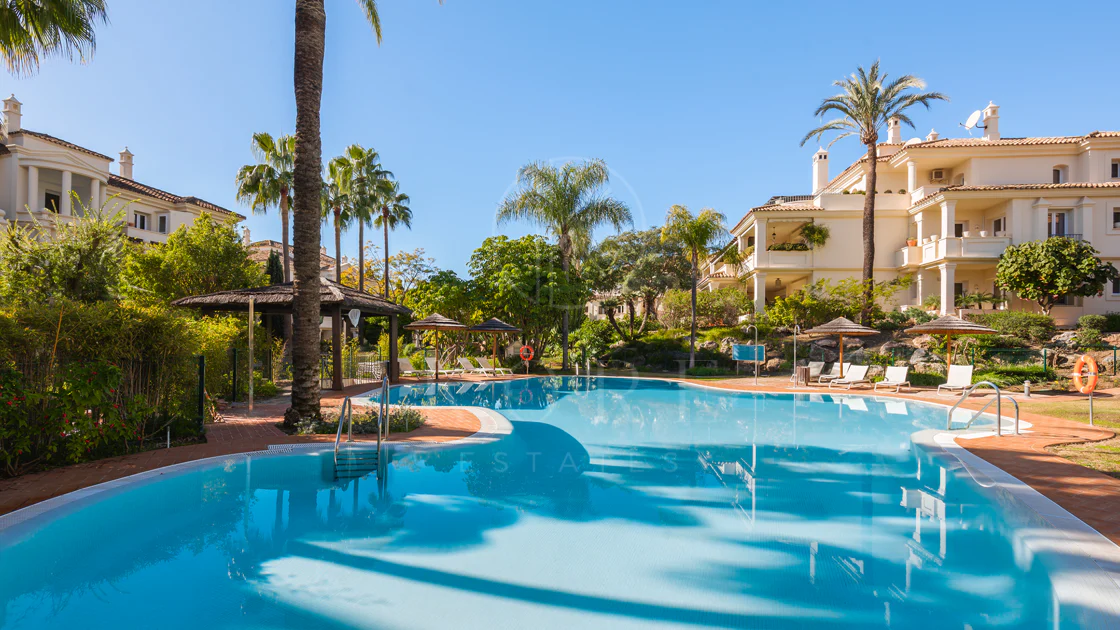 Penthouse duplex spațios, renovat cu rafinament, în Las Alamandas, Nueva Andalucía