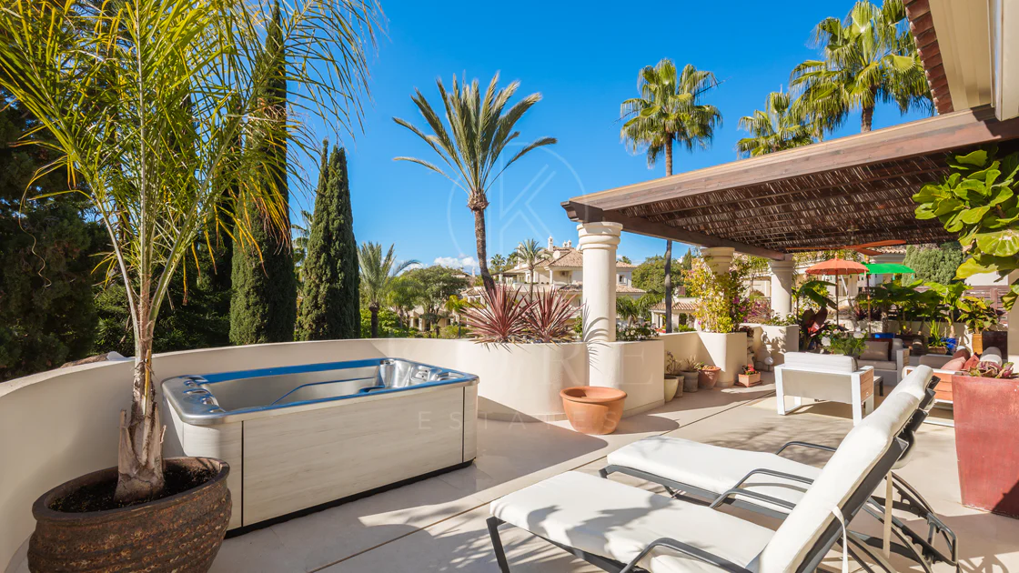 Penthouse duplex spațios, renovat cu rafinament, în Las Alamandas, Nueva Andalucía