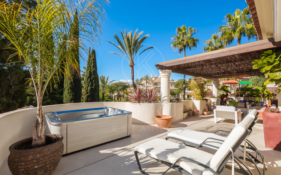 Amplio ático dúplex exquisitamente renovado en Las Alamandas, Nueva Andalucía