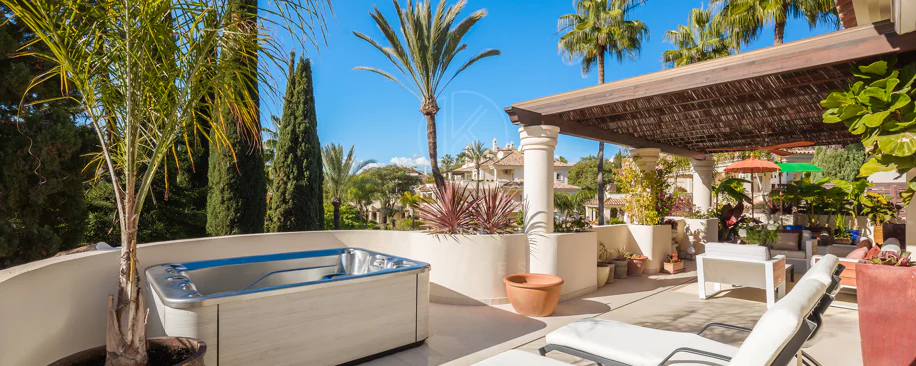 Penthouse duplex spațios, renovat cu rafinament, în Las Alamandas, Nueva Andalucía