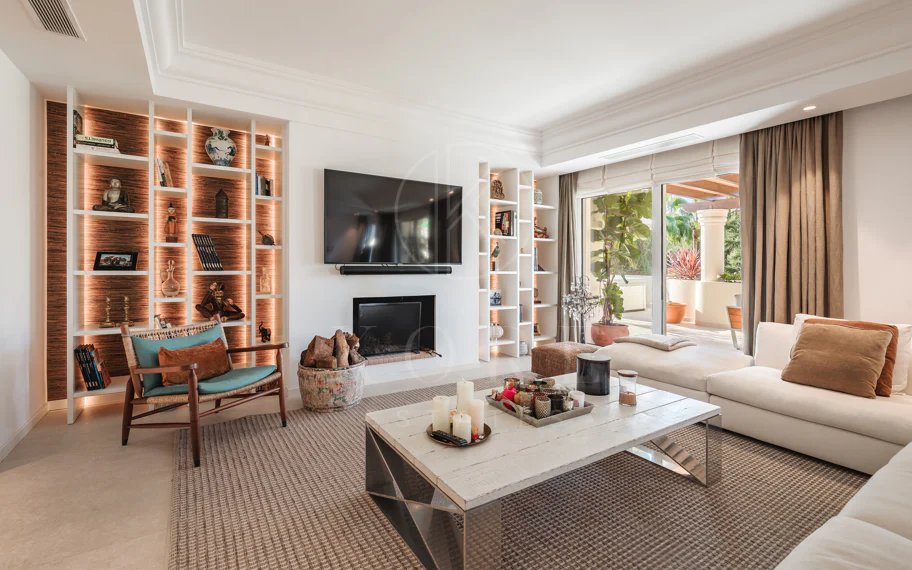 Amplio ático dúplex exquisitamente renovado en Las Alamandas, Nueva Andalucía