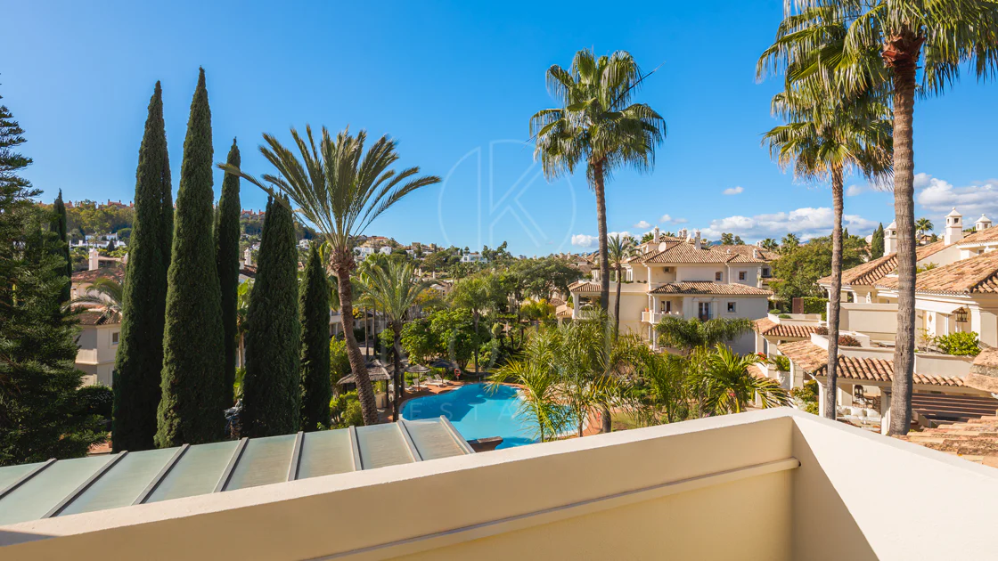Penthouse duplex spațios, renovat cu rafinament, în Las Alamandas, Nueva Andalucía