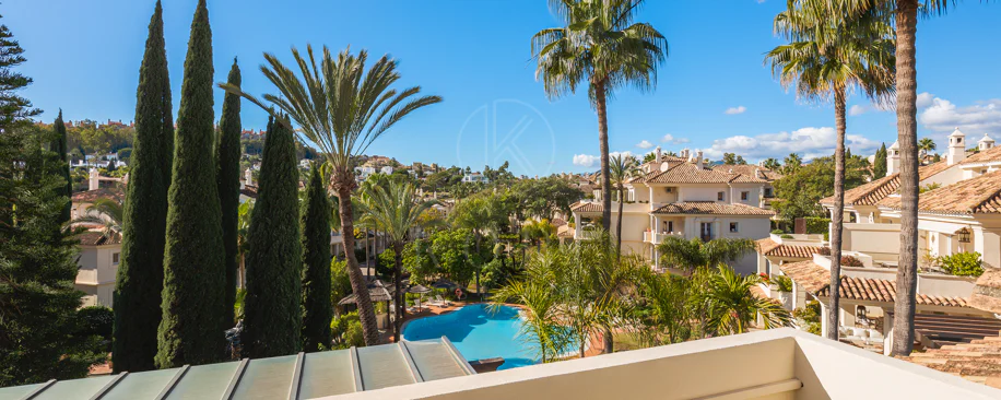 Penthouse duplex spațios, renovat cu rafinament, în Las Alamandas, Nueva Andalucía