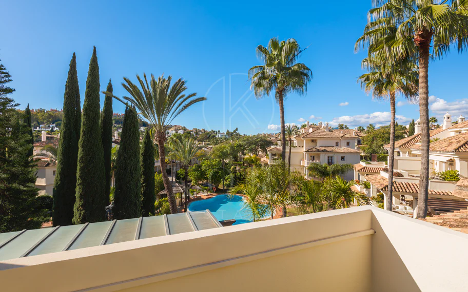 Amplio ático dúplex exquisitamente renovado en Las Alamandas, Nueva Andalucía