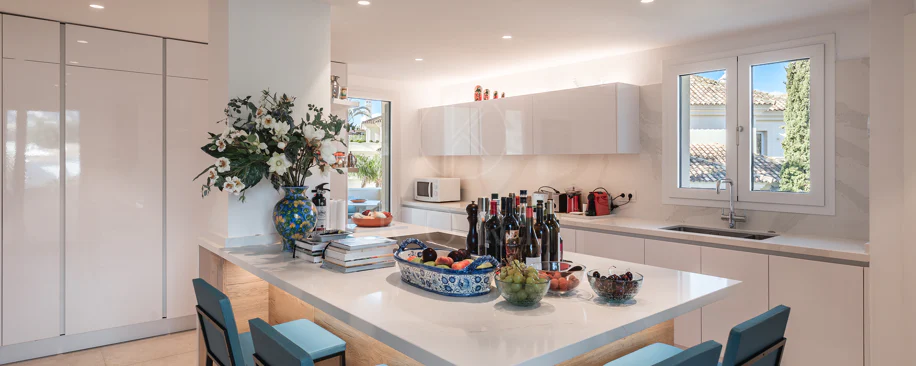 Penthouse duplex spațios, renovat cu rafinament, în Las Alamandas, Nueva Andalucía